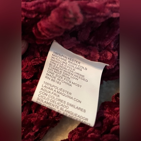 NWT Capelli of New York Knit Infinity Scarf in Beautiful Burgundy Wine Color - Picture 4 of 6